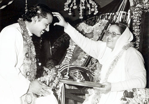 Jagat Jnani Shri Mata ji anointing Satpal ji Maharaj as Satguru and Spiritual Head of Manav Utthan Sewa Samiti.